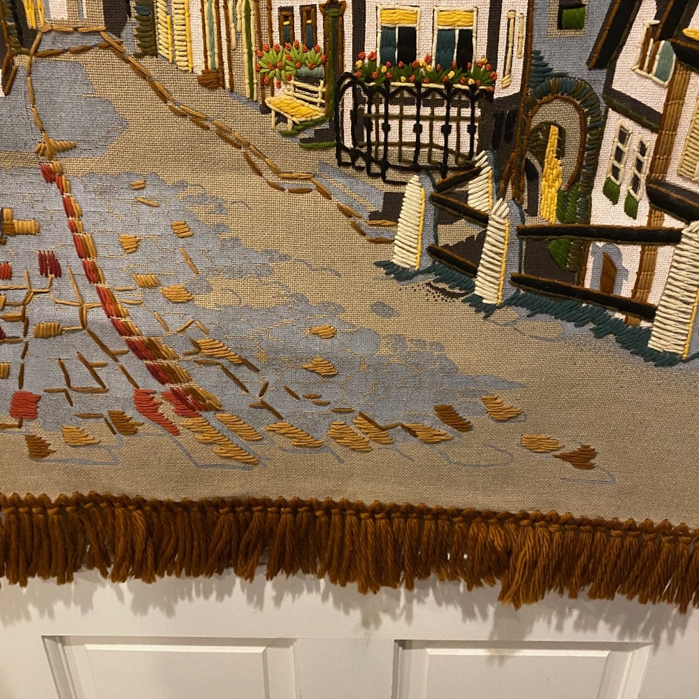 Vtg Handmade Handarbeiten Crewel Embroidered Plonlein Rothenburg Wall Hanging - Picture 4 of 9